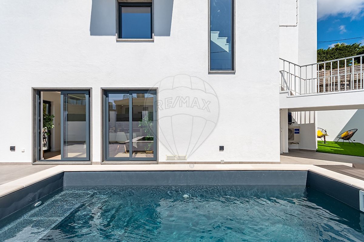 Piscina e fachada contemporânea da Casa Murches